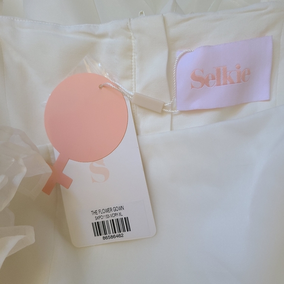 Selkie Ivory Flower Gown - Picture 5 of 7